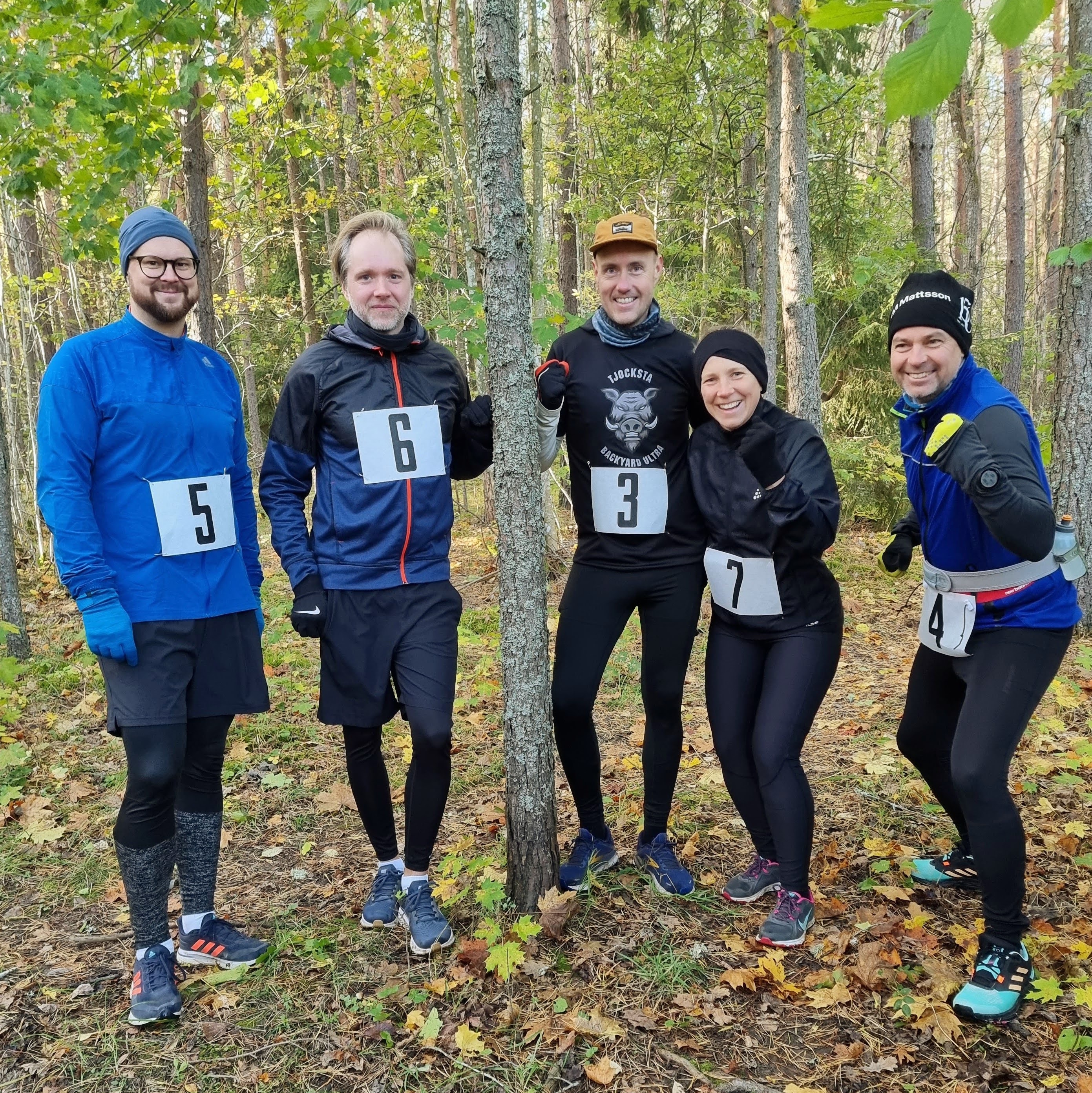 Flera löpare samlade i skogen under loppet